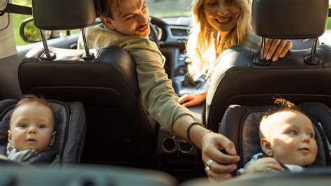 Infografika porovnávajúca rôzne triedy autosedačiek podľa hmotnosti a veku dieťaťa