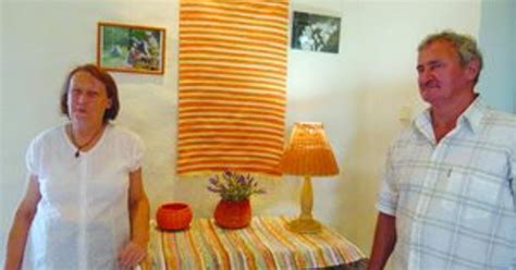 Ilustrácia znázorňujúca rodinu, ktorá sa spoločne venuje outdoorovým aktivitám.