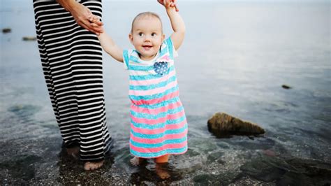 Dieťa držiace rodiča za ruku