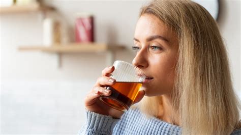 Žena si vychutnáva diétny nápoj