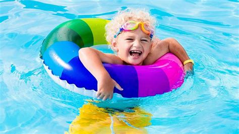 dieťa v nafukovacom kruhu