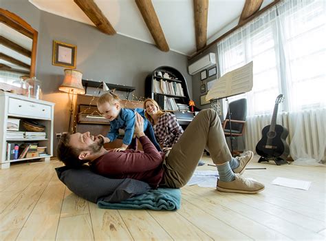 rodina sa hrá pri bazéne