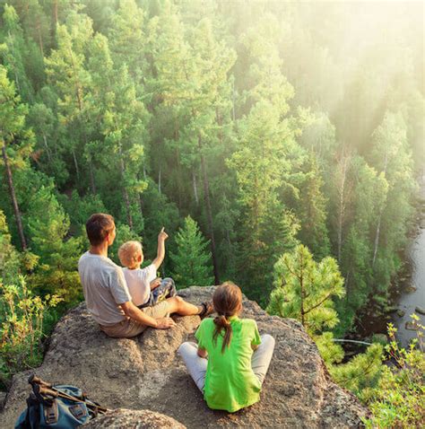 Rodina s psom na výlete v prírode