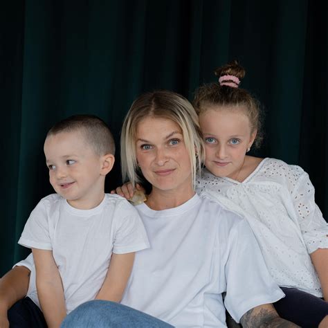 dieťa sa usmieva na rodiča