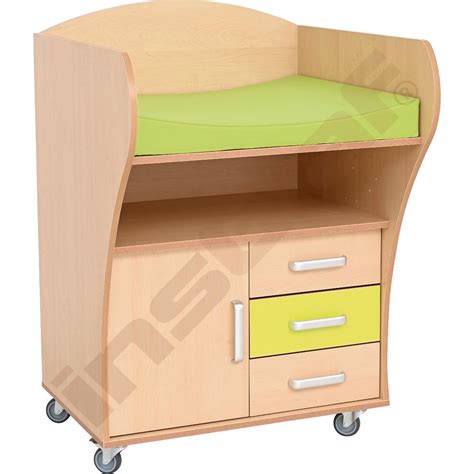 Detailný pohľad na hlboko tvarované bočnice a úložné police prebaľovacieho pultu Nathi