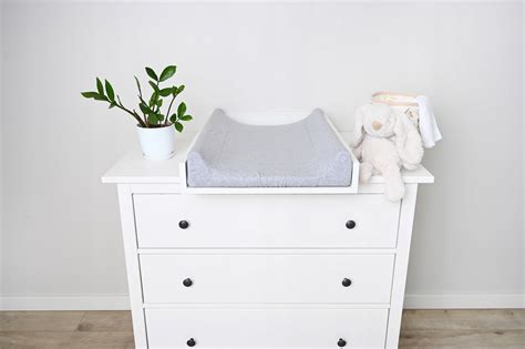 Ukážka rôznych dizajnov závesných organizérov na prebaľovací pult