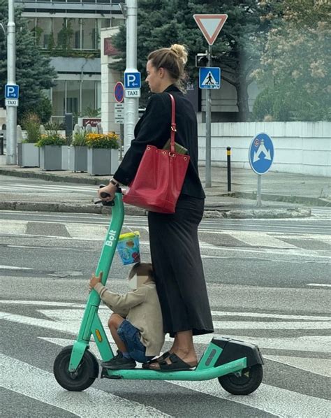 Žena dojčiaca dieťa