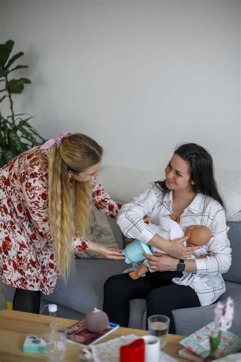 matka dojčiaca dieťa s pomocou laktačnej poradkyne