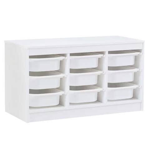 Ilustračný obrázok zobrazujúci modernú stajňu s dobre osvetlenými a vetranými boxami