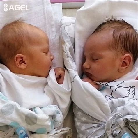 dve rôzne dojčené bábätká