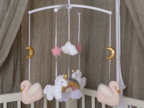 kolotoč nad detskú postieľku s plyšovými zvieratkami