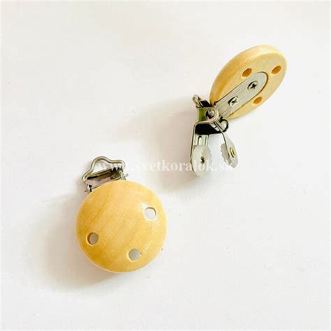 Drevený klip na cumlík s dieťaťom