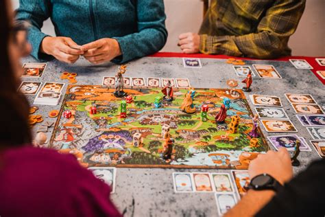 Rodina hrá spoločenské hry doma