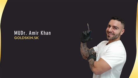 Dve deti držia obrázok jedného rodiča, zatiaľ čo druhý rodič stojí v pozadí