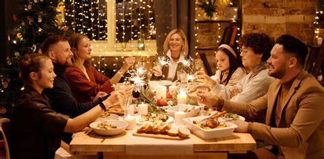 Rodina sediaca za stolom