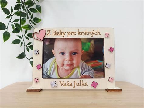 Rodina pozerajúca sa na fotorámik s bábätkom