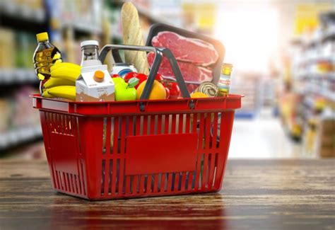 Nákupný košík s ovocím a zeleninou