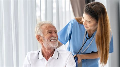 Lekár vyšetrujúci bábätko