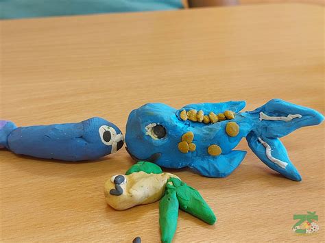 Dieťa modelujúce z farebnej plastelíny