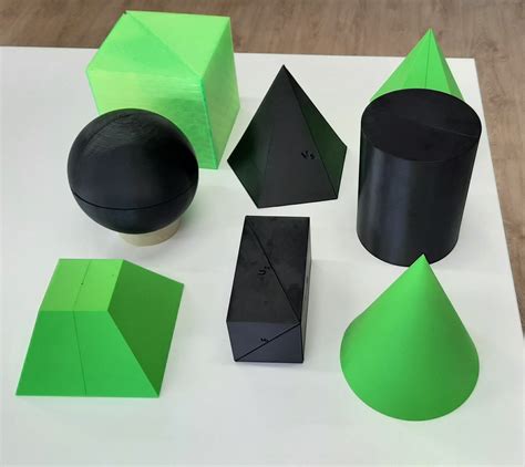 Rôznorodé geometrické tvary na drevenej doske