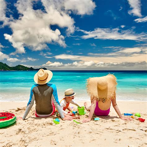 rodina na pláži s deťmi