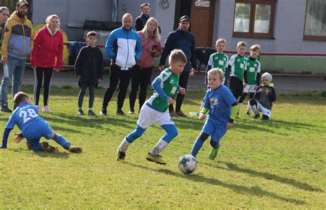 Dieťa hrajúce futbal