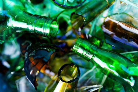 porovnanie sklenenej a plastovej fľaše