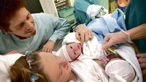 Matka a dieťa v kontakte koža na kožu