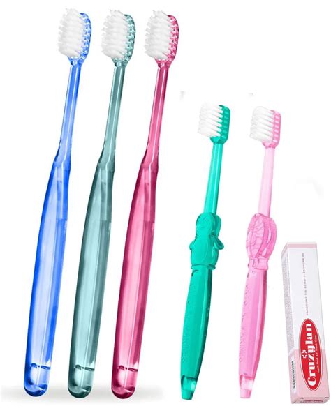 Zubná kefka a pasta na bielom pozadí