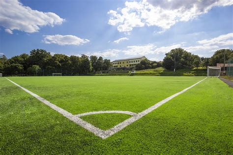 Futbalové ihrisko s rozlomenou nohou