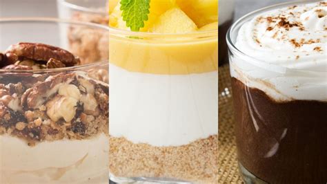 Rôzne druhy banánových príkrmov v pohároch a kapsičkách