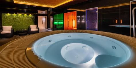 Ilustračná fotografia vnútorného bazéna s whirpoolom vo wellness centre