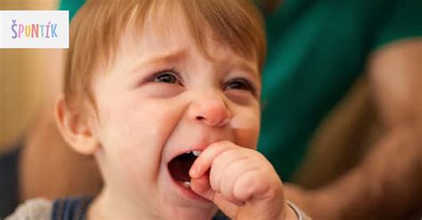 Dieťa hádžuce sa o zem