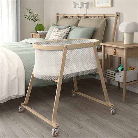 Ilustrácia kolísky IKEA ÄLSKVÄRD s priehľadnou látkou a kolieskami