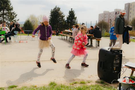 Deti rôzneho veku a pôvodu sa hrajú spolu