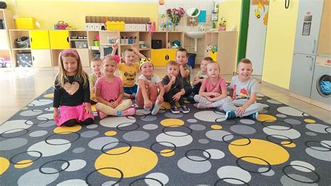 Deti v materskej škole spoločne kreslia