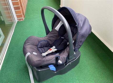 Ilustrácia rôznych typov detských autosedačiek (vajíčko, sedačka, podsedák)