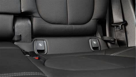 Detail ukotvenia ISOFIX v sedadle vozidla