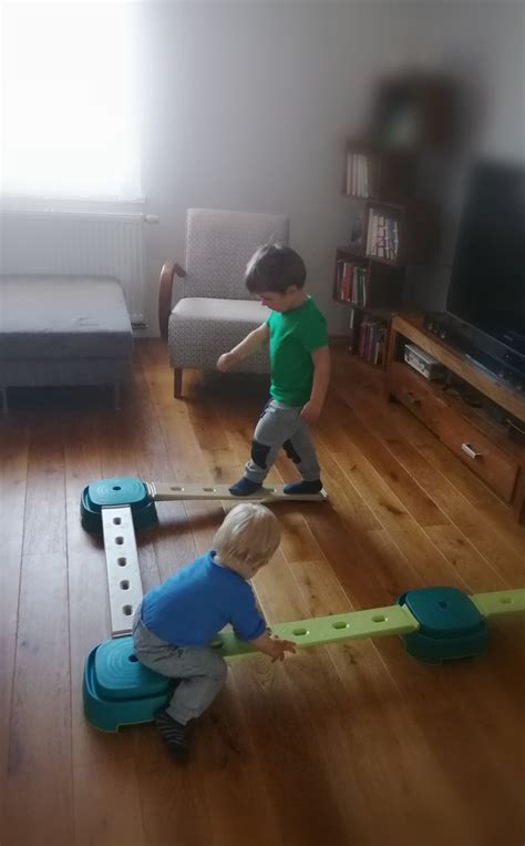 Dieťa robí cvičenie na jemnú motoriku