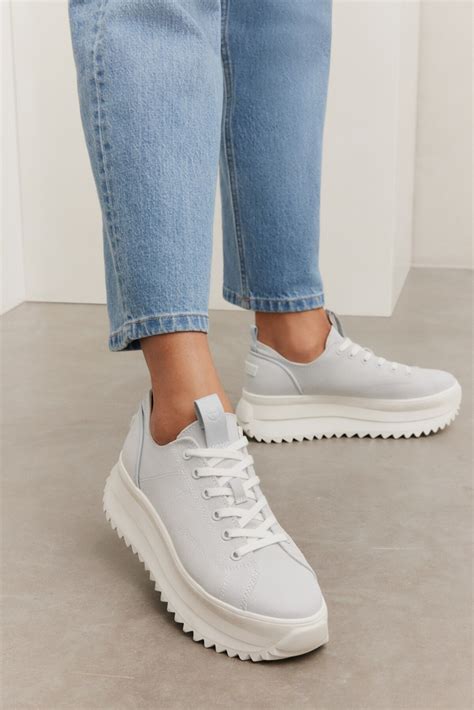 Štýlový outfit s teniskami