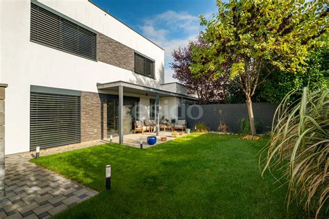 dom s upravenou záhradou pre deti