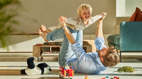 vychovávateľka hrá s dieťaťom