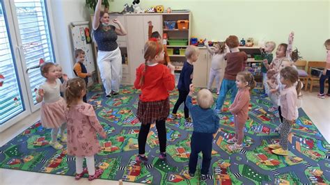 Rodič pomáhajúci dieťaťu pri hre