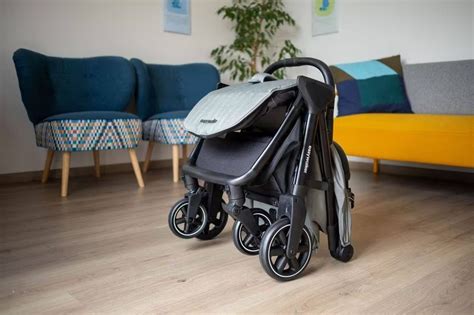 Ilustrácia skladania športového kočíka jednou rukou