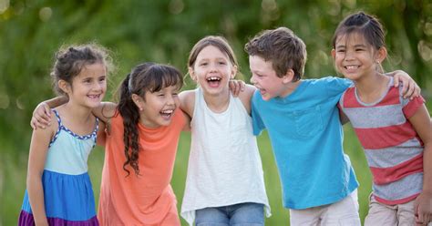 skupina detí kradne