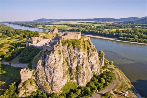 Stredoveký hrad na Slovensku