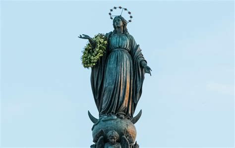 Socha Panny Márie zjavujúcej sa sv. Kataríne Labouré