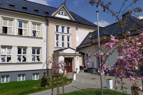 Školská budova v Seni