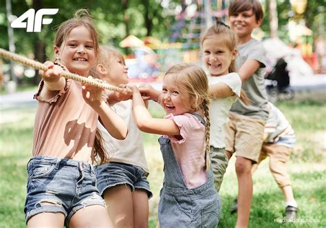 Deti si hrajú s Montessori vretienkami
