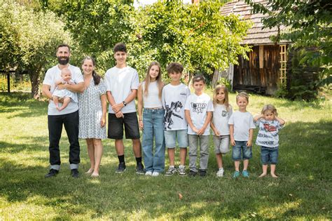 Ilustračná fotografia rodiča, ktorý objíma svoje deti
